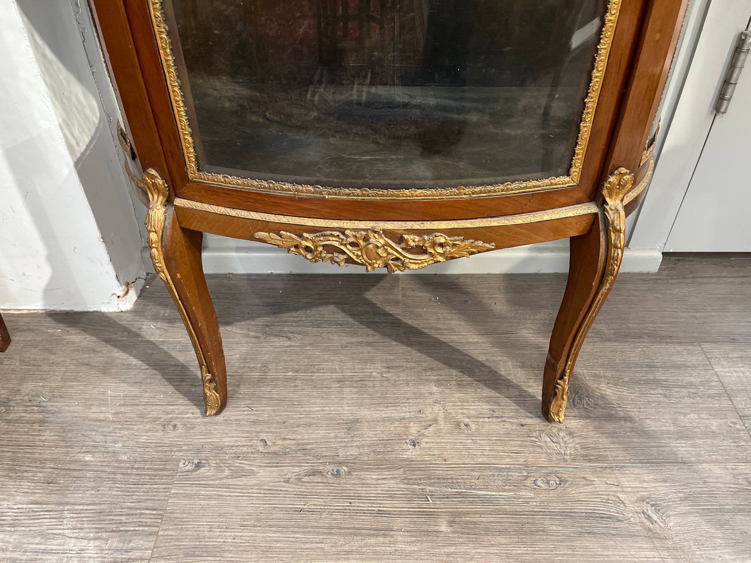 A 20th Century marble top vitrine with highly ornate ormolu embellishment, 139cm x 66.5cm x 33cm - Image 4 of 5