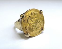 A 1915 half Sovereign ring with 9ct gold shank. Size O, 8.6g