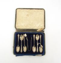 A set of Six Robert Stebbings teaspoons, London 1894 with associated tongs, case a/f, 105g