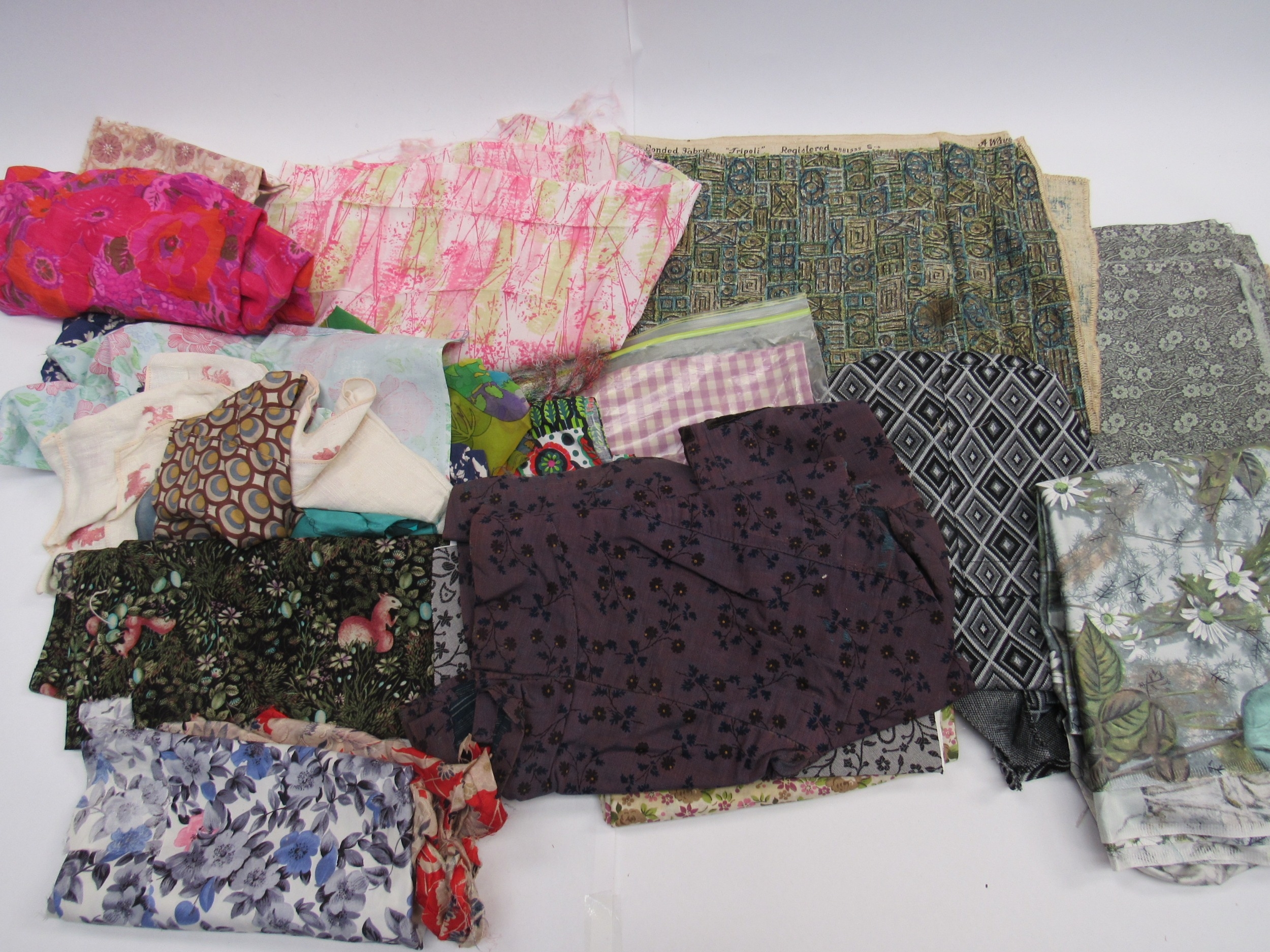 A large bag comprising approximately 50 designs large and medium scale fabrics, 1940's, 50's and - Image 3 of 3