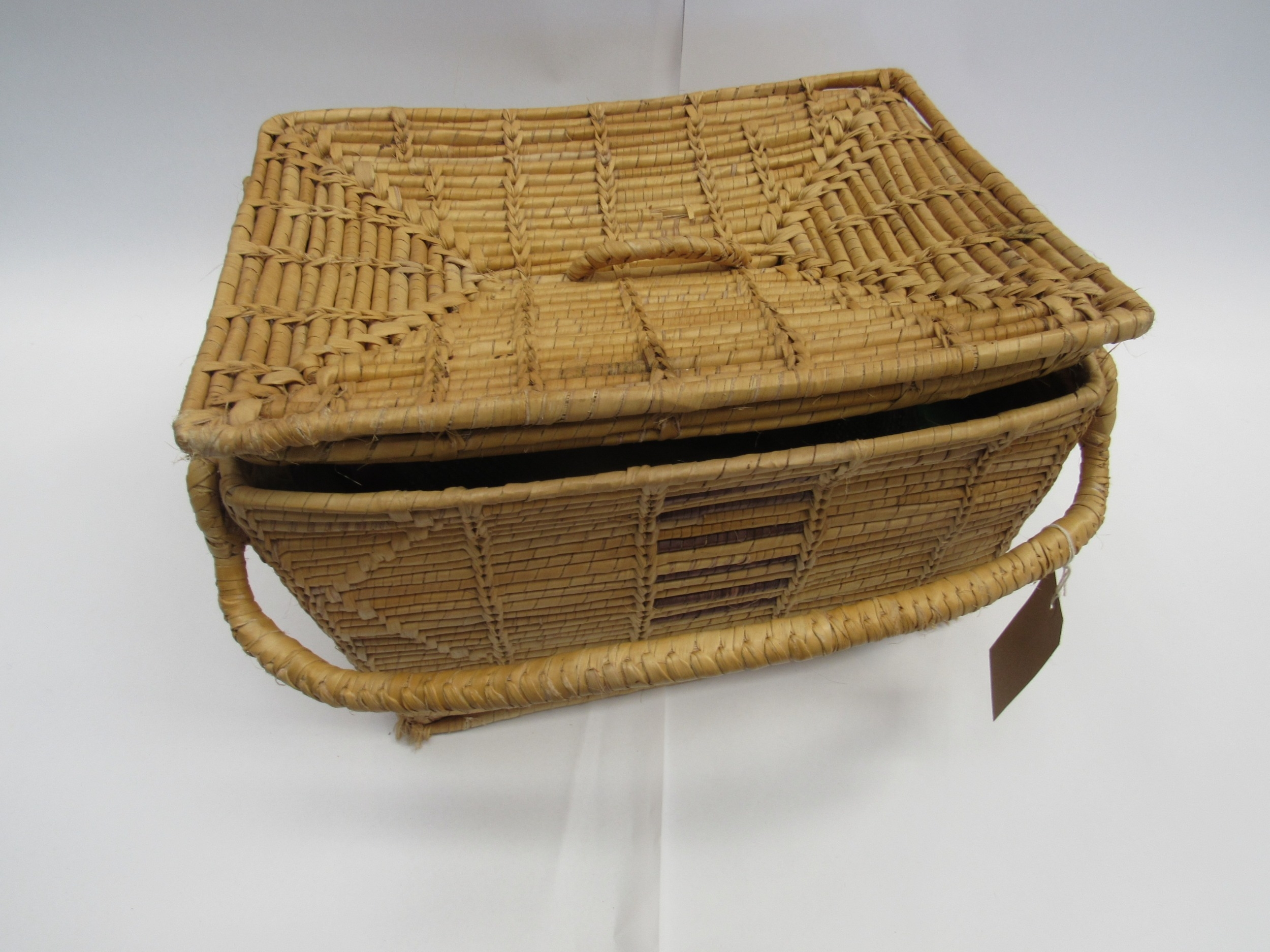 A vintage raffia picnic basket containing mid 20th Century fashion accessories to include a raffia - Image 4 of 4