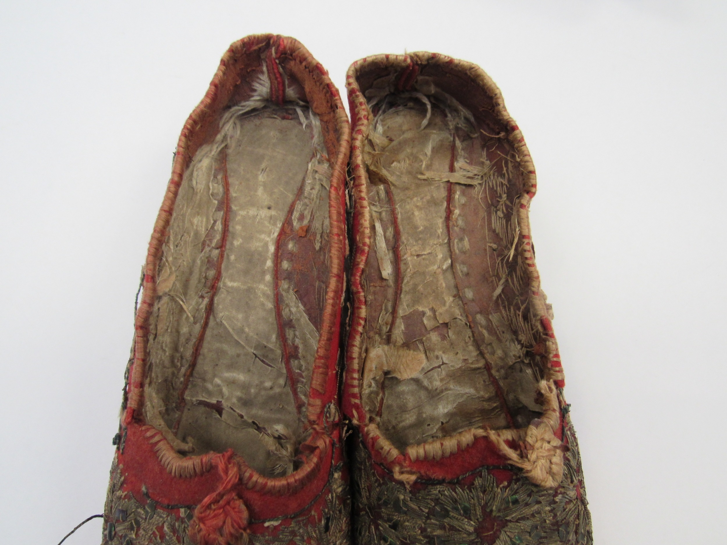 A pair of early 20th Century red felt slippers, Eastern turned-up toe with gilt wirework detail, - Image 4 of 4