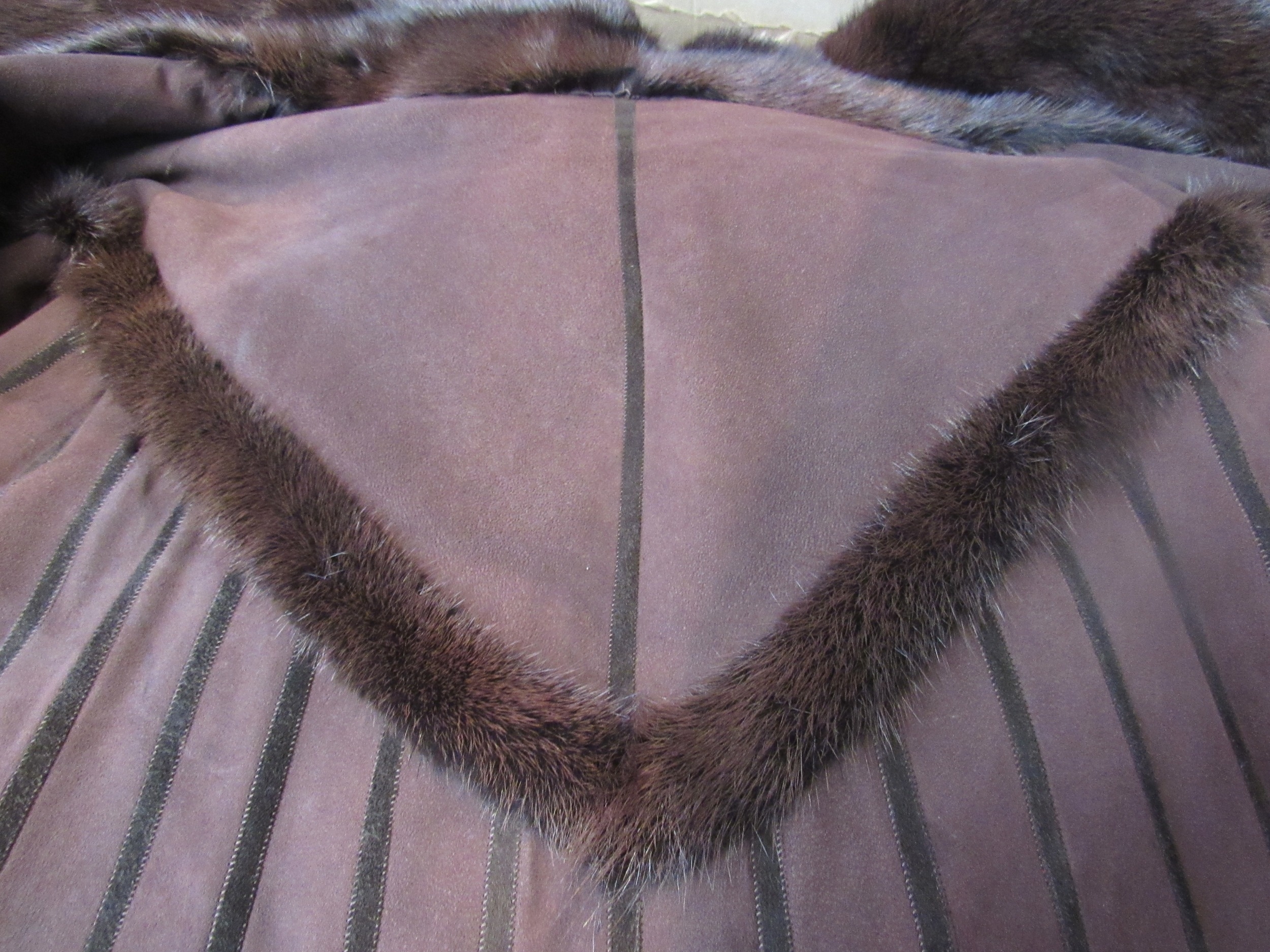 A dark brown Mink and Suede reversible coat, the pelts are of a fabulous quality, the coat is - Image 3 of 3