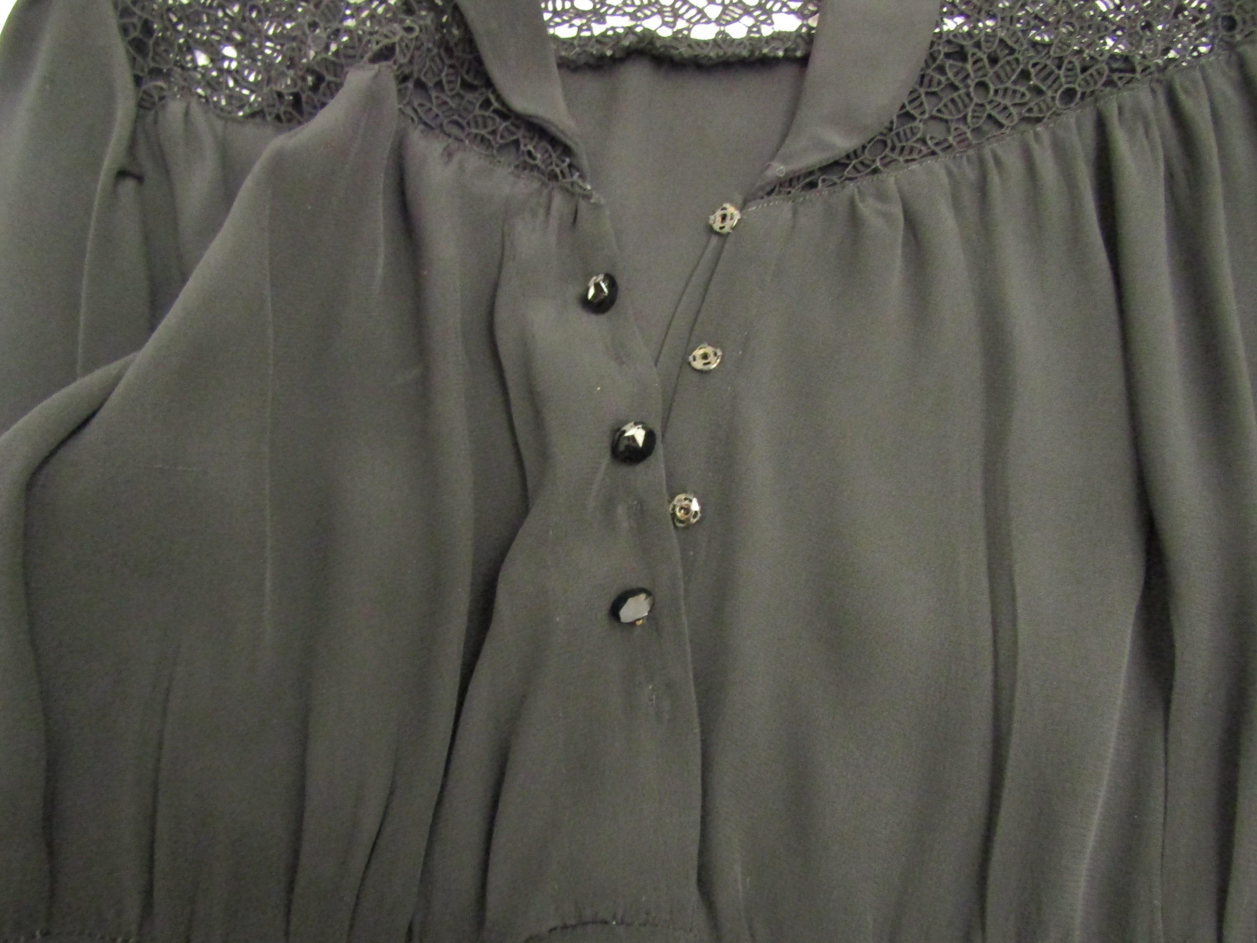 A 1940's silk crepe dress, the yoke has open lacework detail, with a popper front fastening with a - Image 4 of 4