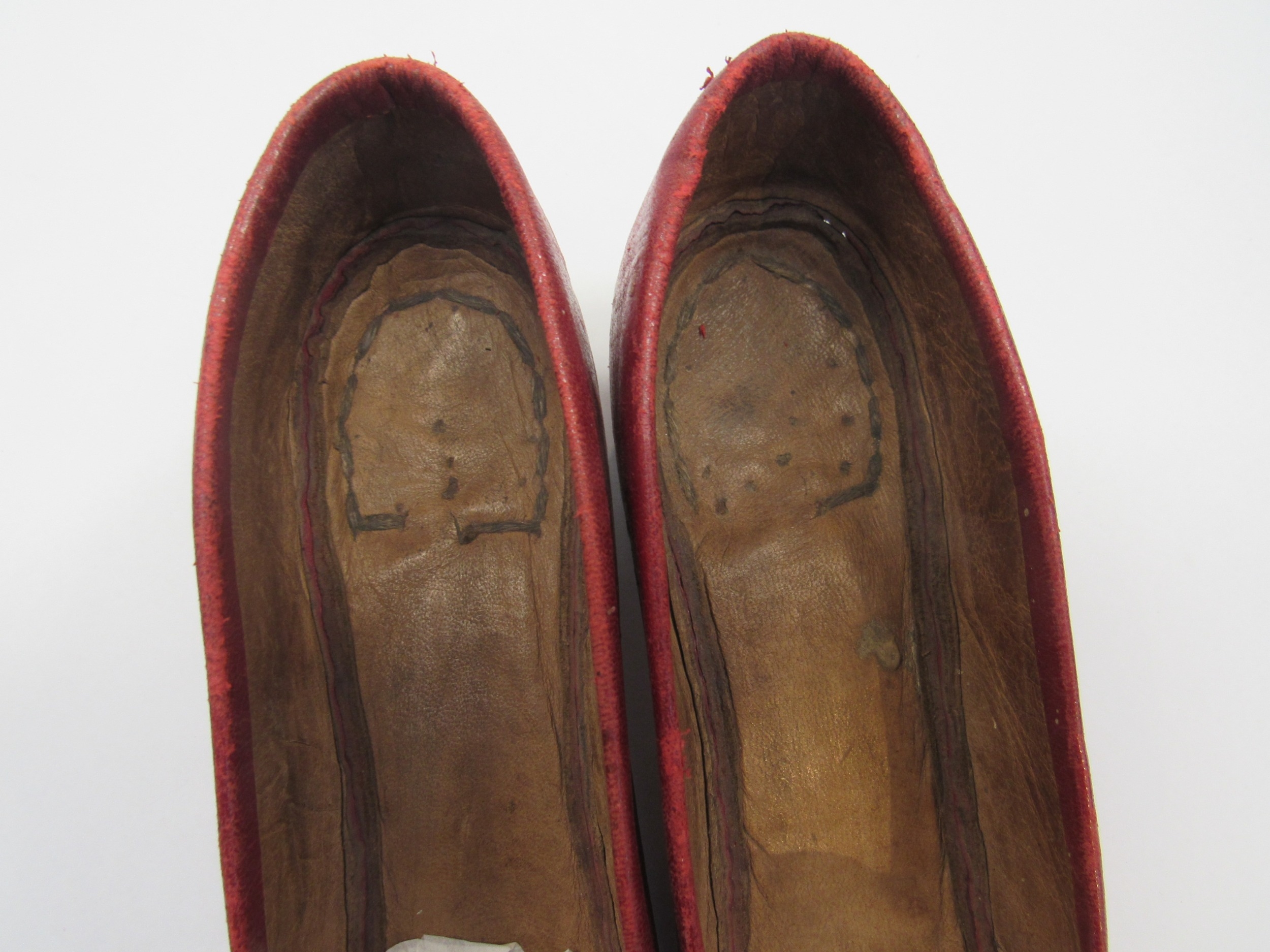 A pair of early 20th Century red felt slippers, Eastern turned-up toe with gilt wirework detail, - Image 3 of 4