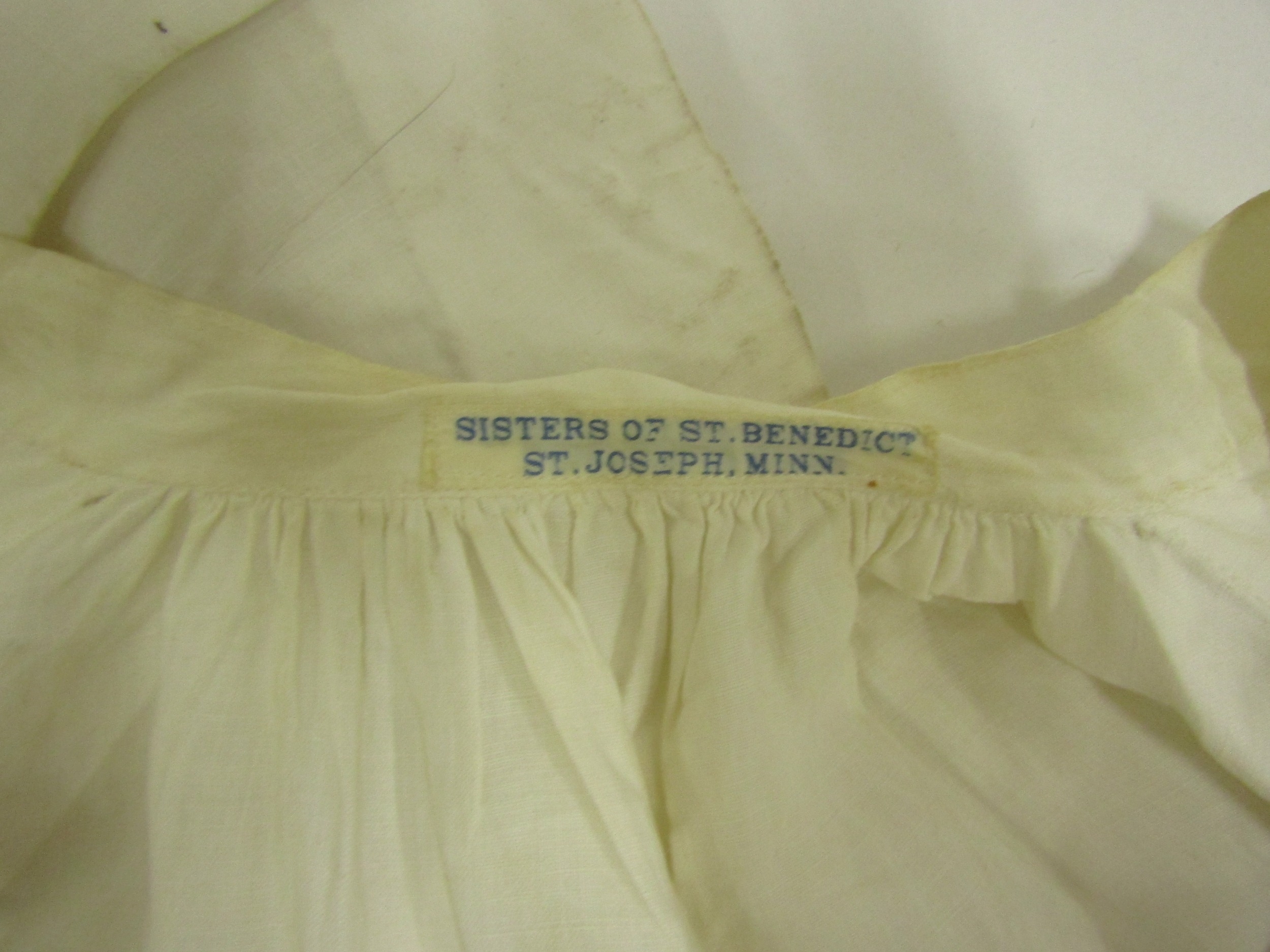 Five white linen and cotton religious surplices, two with bands of Greek key design - Image 4 of 4