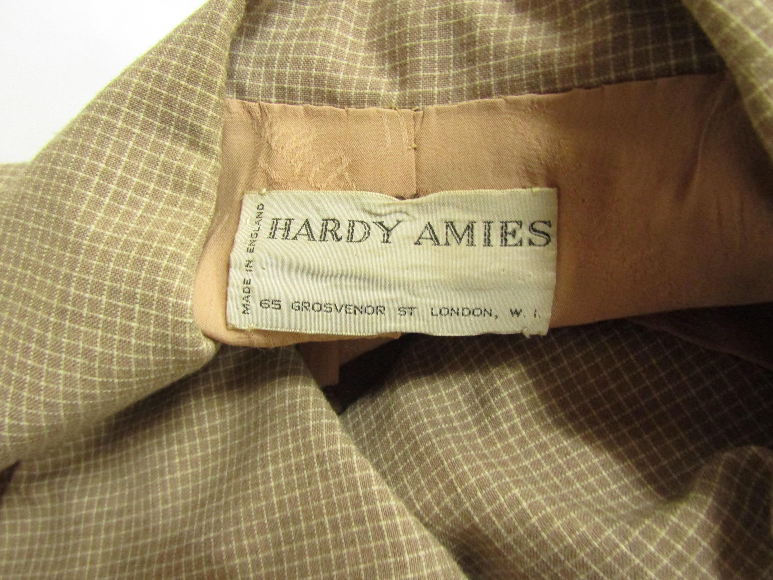 HARDY AMIES Grosvenor St London, late 1940's tailored "New Look" style wool suit. The skirt has - Image 2 of 6