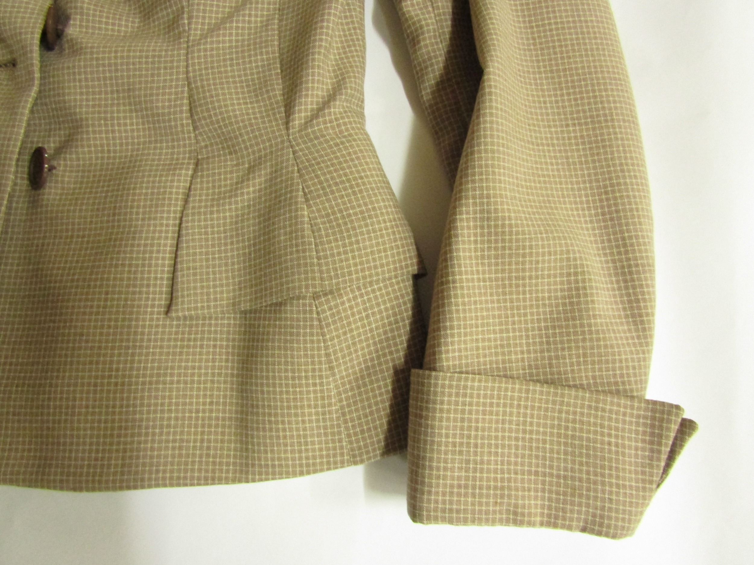 HARDY AMIES Grosvenor St London, late 1940's tailored "New Look" style wool suit. The skirt has - Image 3 of 6