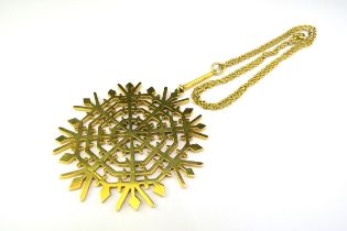 A large 9ct gold snowflake pendant 5.5cm diameter hung on a gold rope twist necklace, 52cm long,