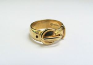 A 9ct gold buckle ring. Size P, 6.1g