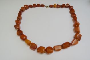 An amber bead necklace, 50cm long, 40g