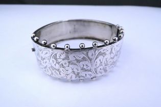 A silver engraved stiff hinge bangle15.9g