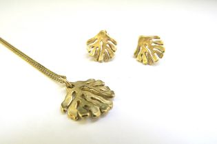 A 9ct gold leaf form pendant hung on 9ct gold chain, 44cm long and a pair of matching stud earrings,