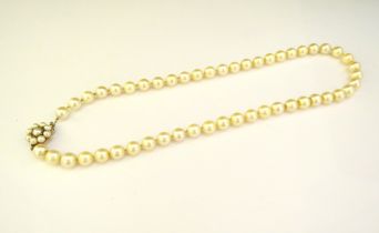 A pearl necklace with 9ct gold clasp, 40cm long