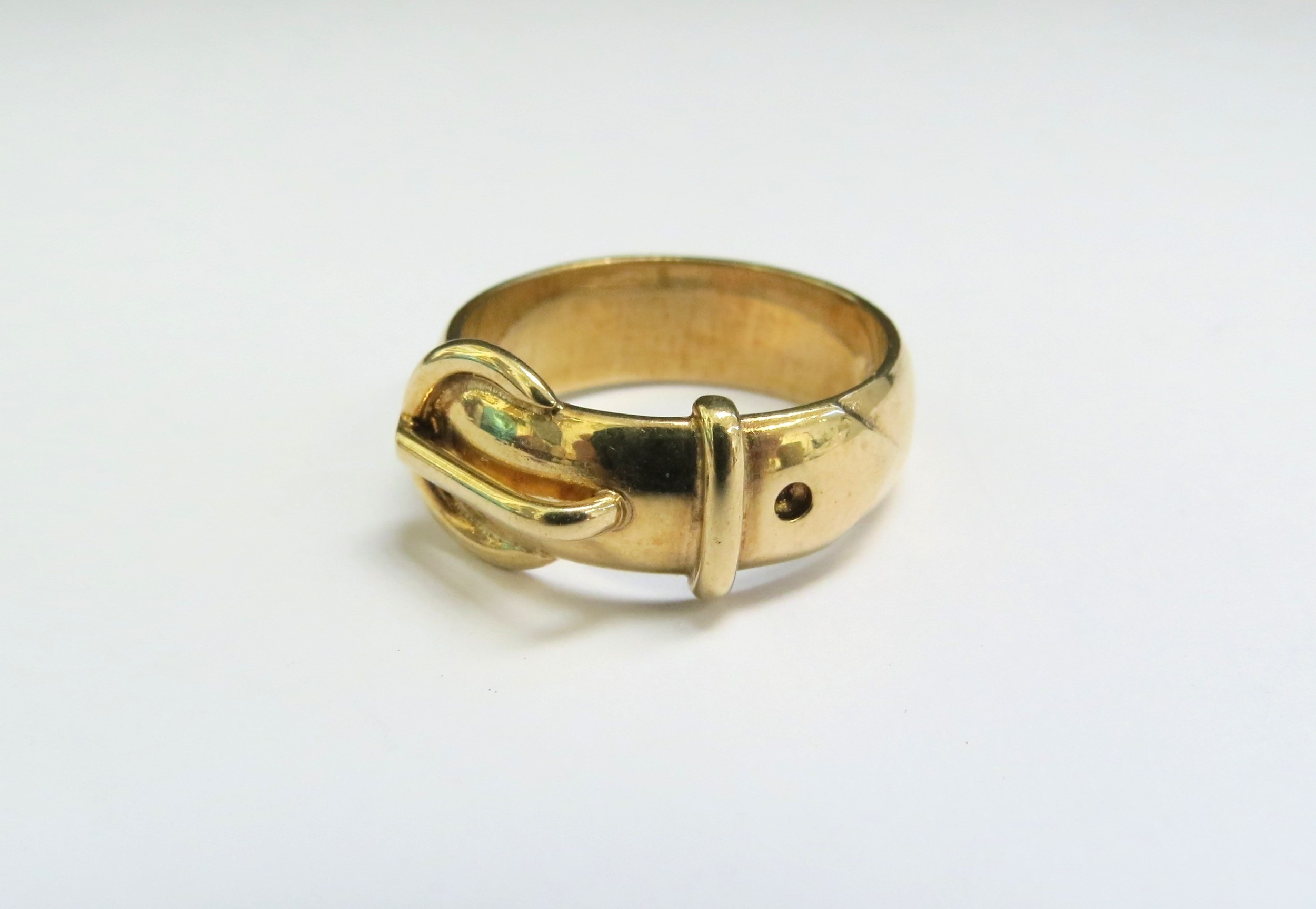 A 9ct gold buckle ring. Size P, 6.1g - Image 2 of 2