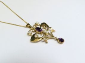 A 9ct gold chain, 44cm long hung with a 9ct gold pearl and amethyst drop pendant, 4.3g