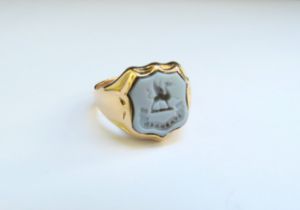 A 9ct gold carved seal ring, Birmingham 1905. Size N/O, 6.2g