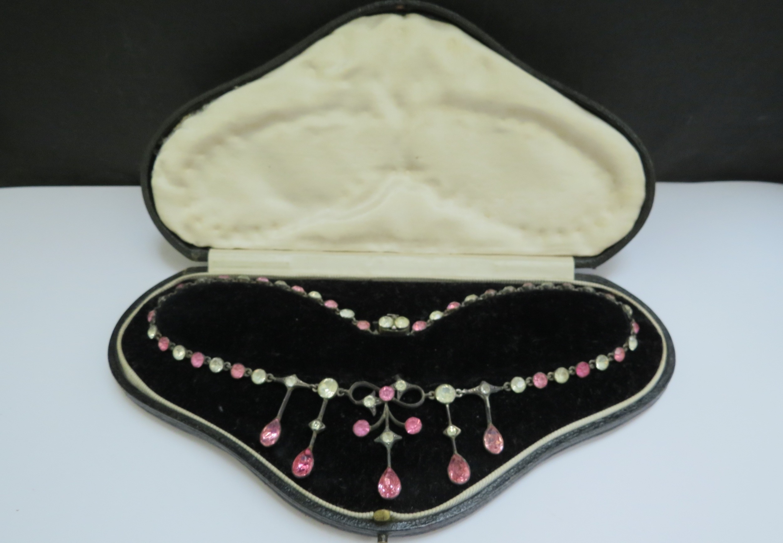 A paste set necklace with pink and clear stones in fitted case - Image 2 of 3