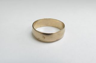 A 9ct gold wedding band. Size R, 2.7g