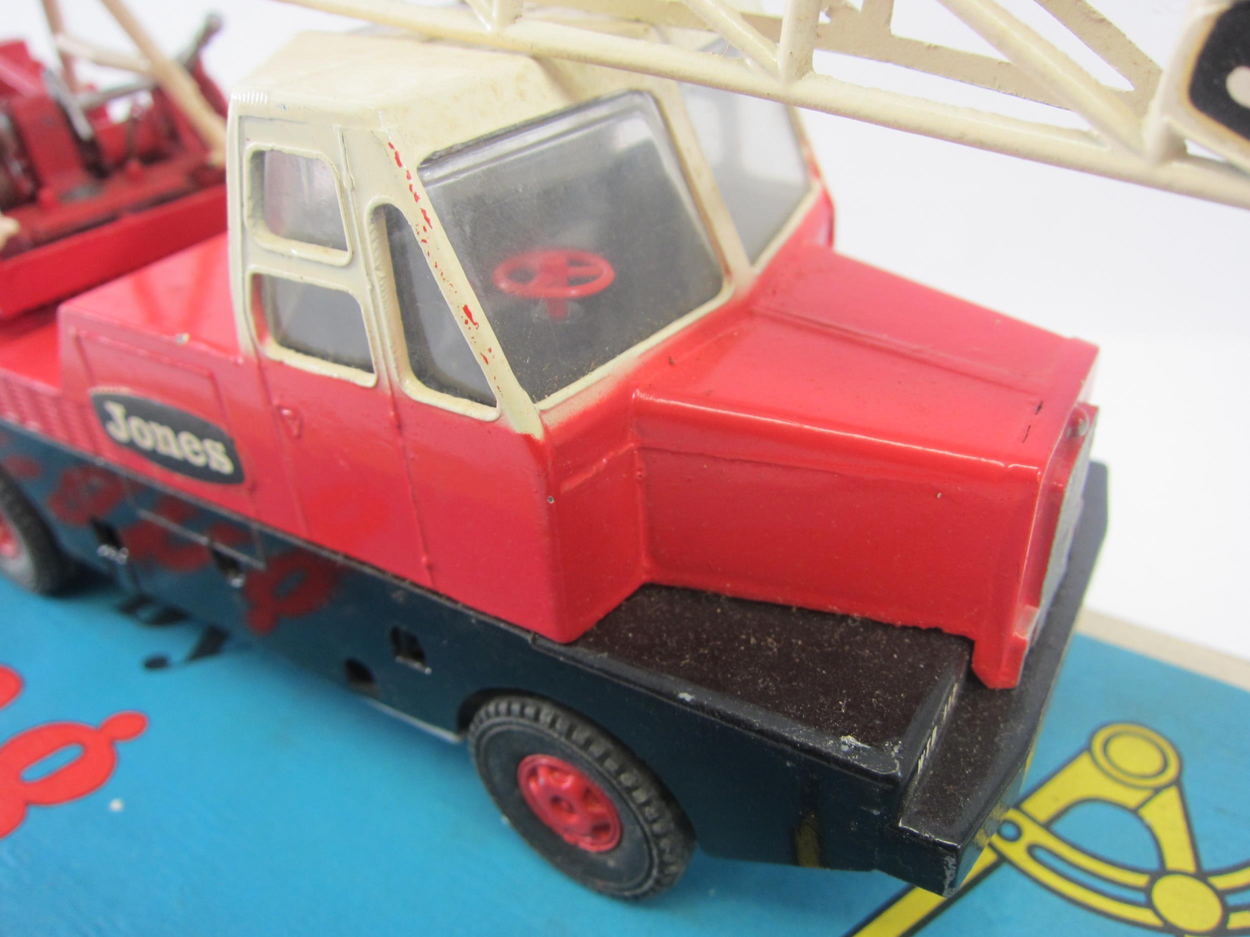 A Triang Spot-On 117 diecast model Jones Crane KL 10/10 with red body and wheel hubs, cream cab - Image 7 of 9