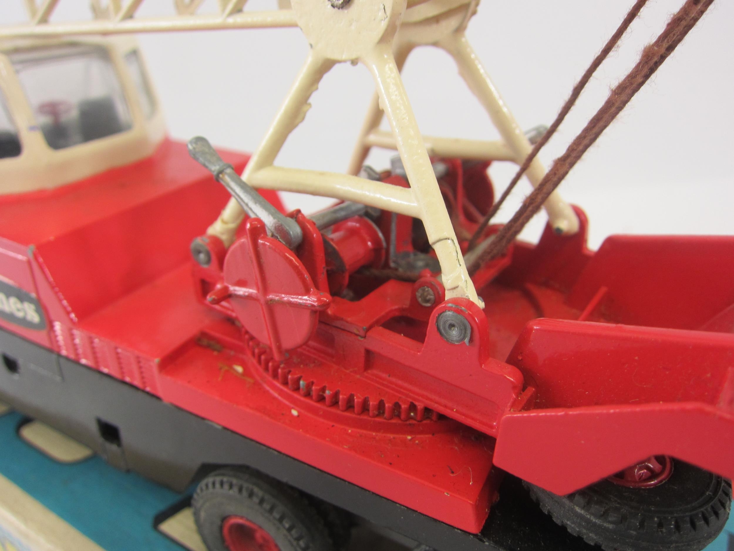 A Triang Spot-On 117 diecast model Jones Crane KL 10/10 with red body and wheel hubs, cream cab - Image 5 of 9