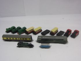Assorted unboxed model railway locomotives and rolling stock to include Graham Farish N gauge GWR