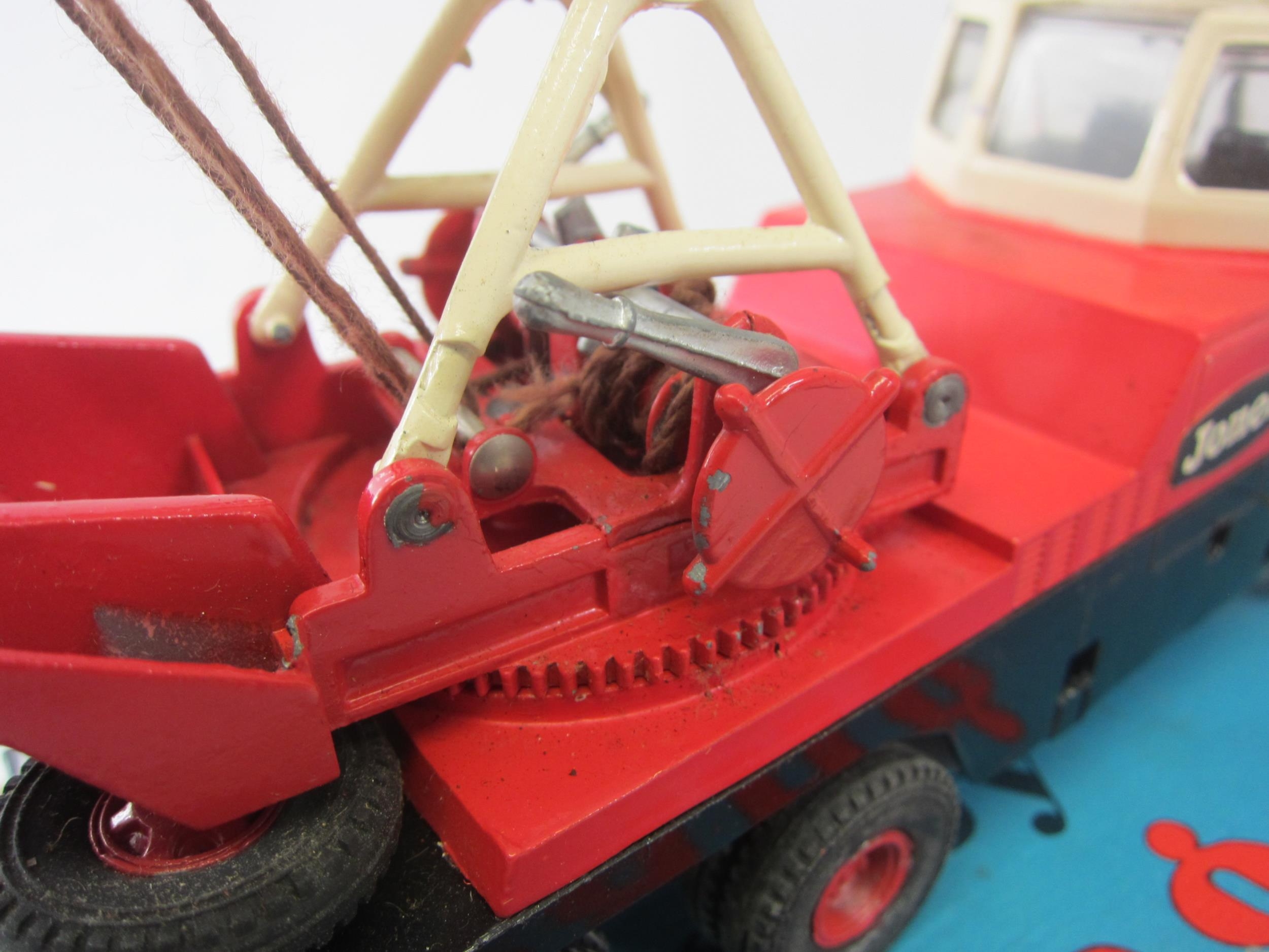 A Triang Spot-On 117 diecast model Jones Crane KL 10/10 with red body and wheel hubs, cream cab - Image 6 of 9