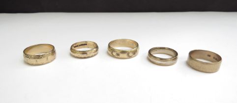 Five 9ct gold rings including engraved decoration, sizes V/W, M/N, P/Q, and P, 22g