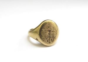 An 18ct gold signet ring with coat of arms seal. Size J, 9g