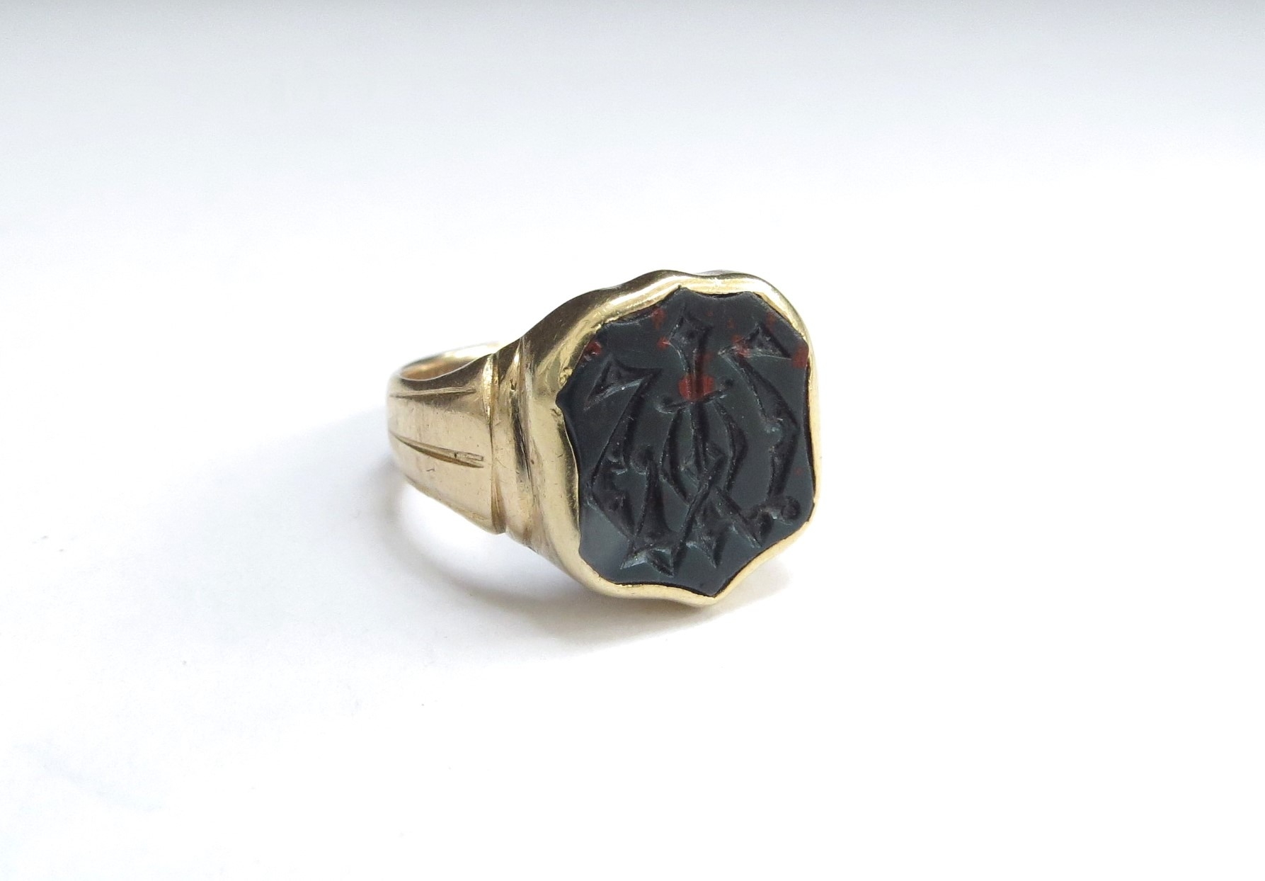 An 18ct gold bloodstone seal ring, Birmingham 1892. Size J/K, 4.6g