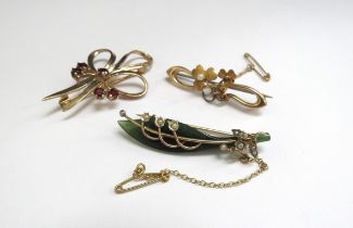 A 9ct gold bow brooch, 5.3g, a 15ct gold bar brooch, 2.8g and a 9ct gold framed jade brooch with