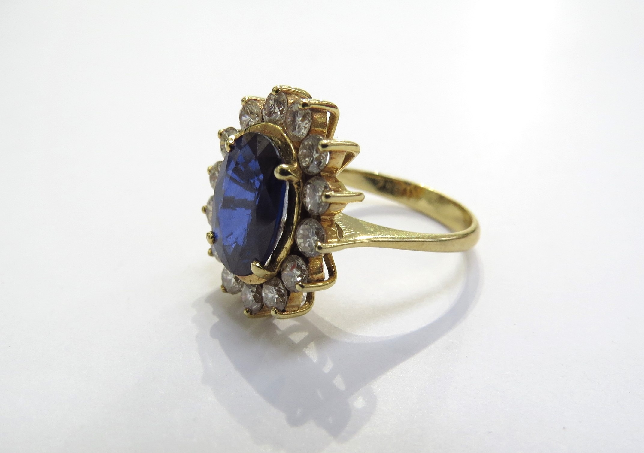 A sapphire and diamond cluster ring the central oval sapphire 11.5mm x 8.5mm, 3.47ct approx set in - Image 3 of 4