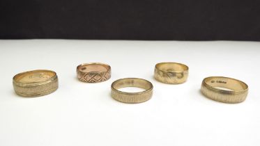 Five 9ct gold rings all with engraved/etched decoration, 14.5g