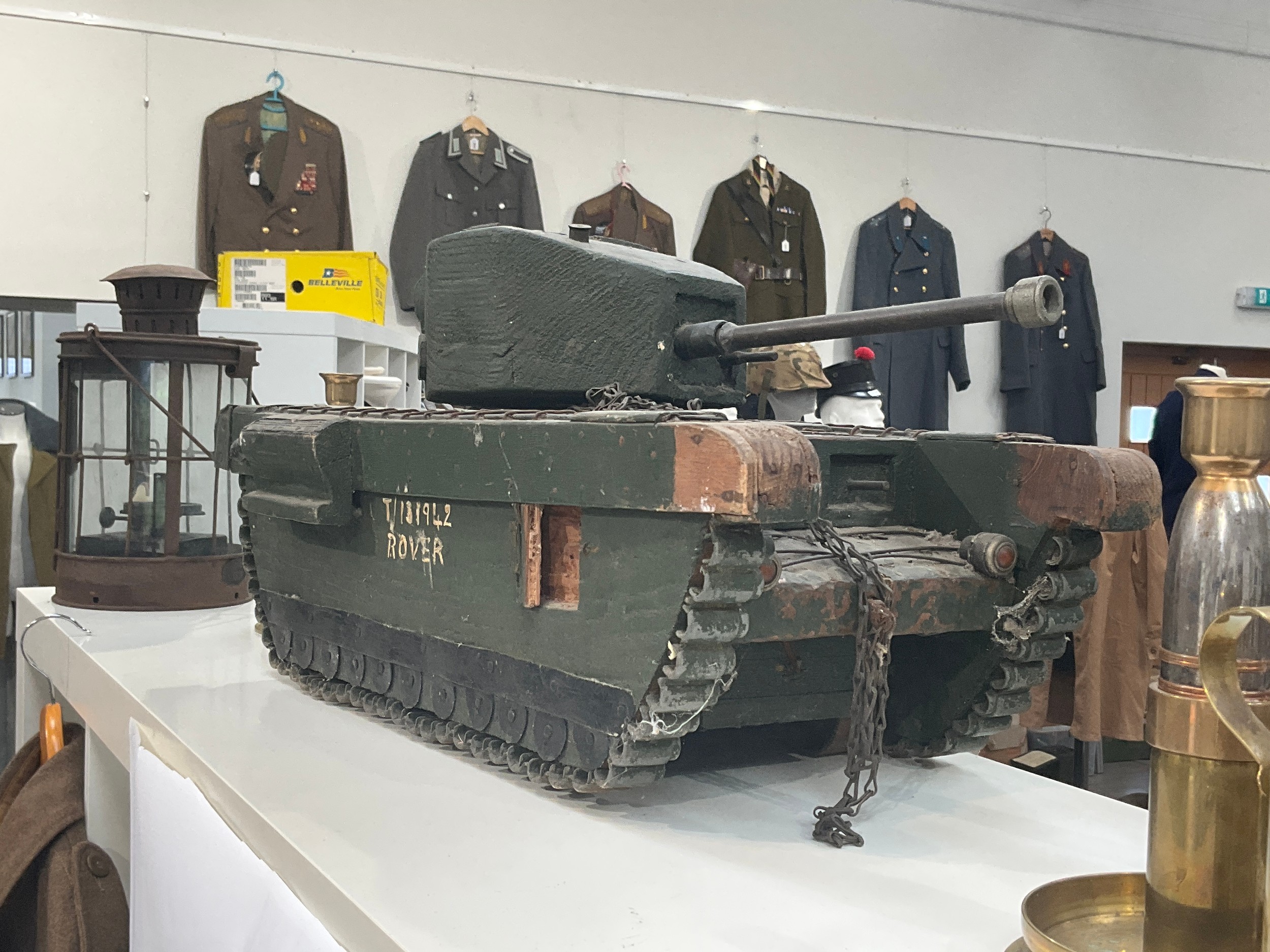 A wartime scratch-built model of a tank, 64cm long - Bild 2 aus 3