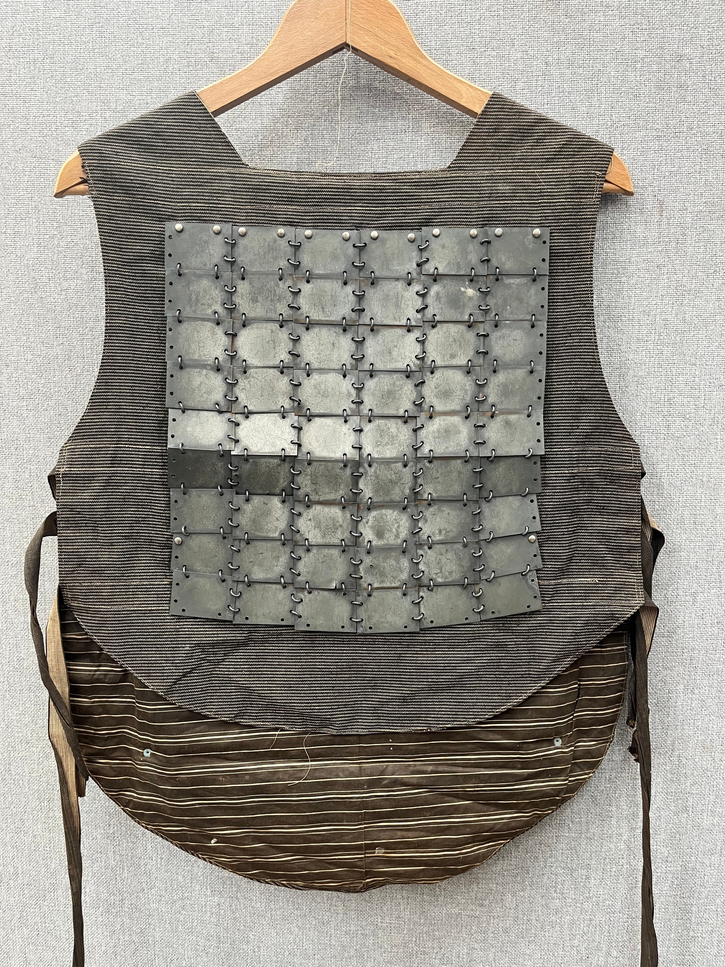 Scarce WWI Franco-British body armour, the khaki body supports externally fitted armoured sections - Image 4 of 6