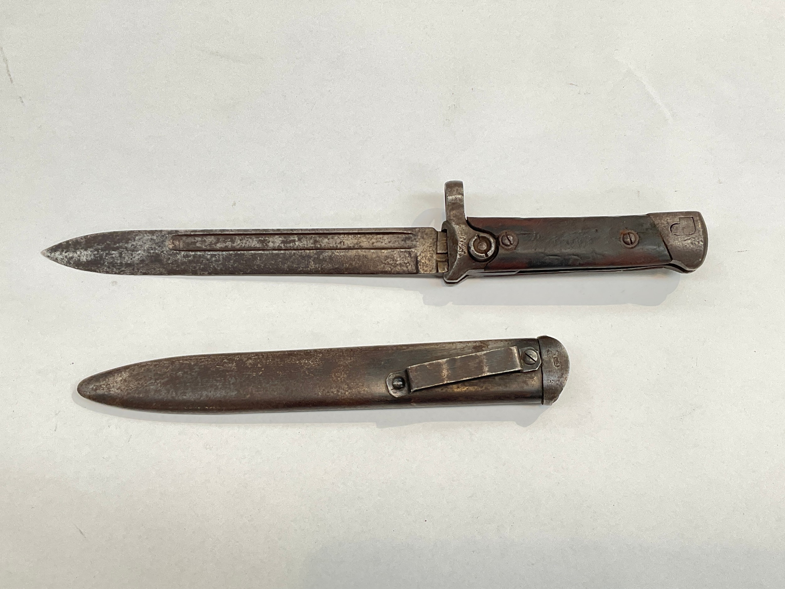 An Italian Mannlicher M1938 folding knife bayonet for the Mannlicher Carcano M1938 rifle, push - Image 2 of 2