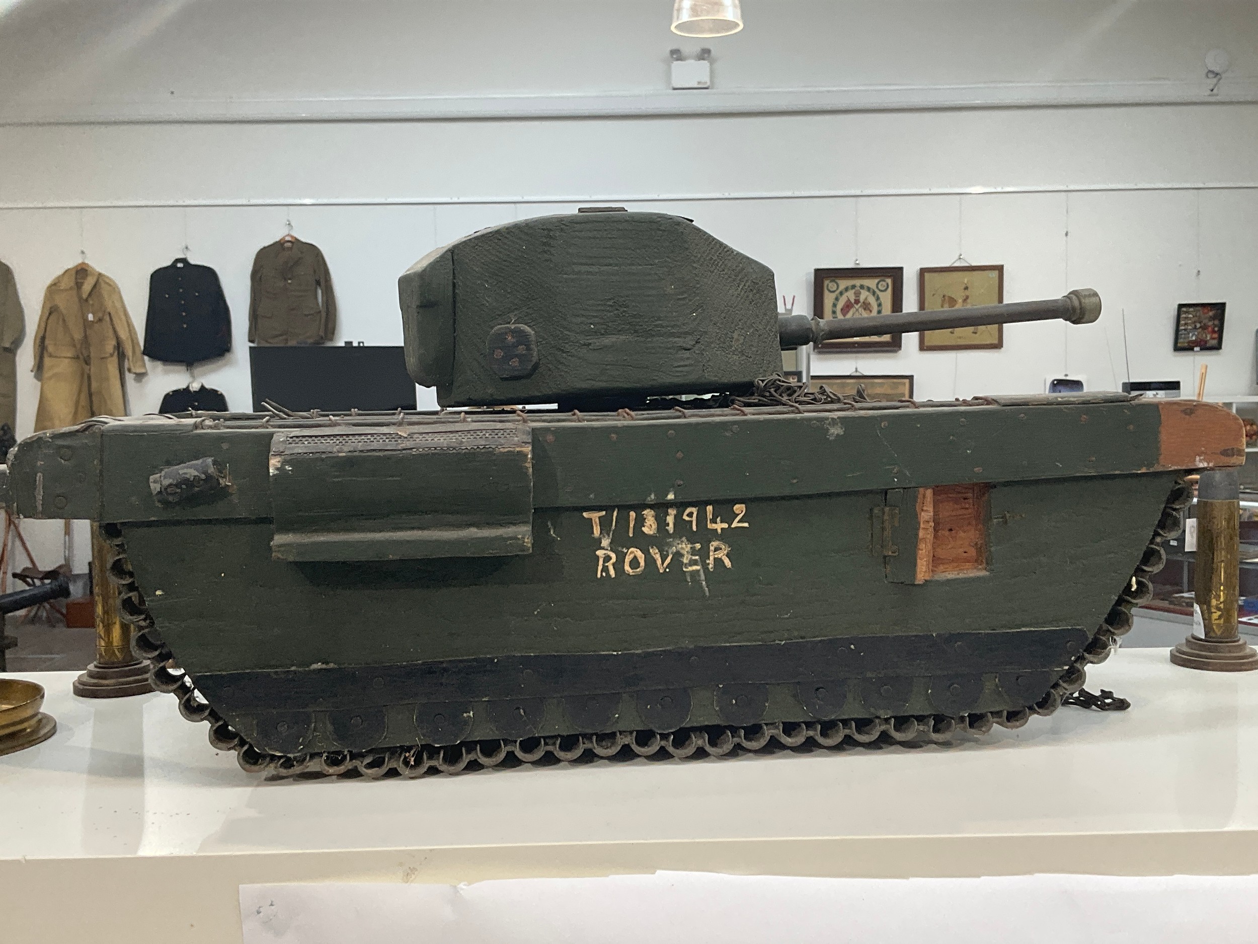 A wartime scratch-built model of a tank, 64cm long - Bild 3 aus 3
