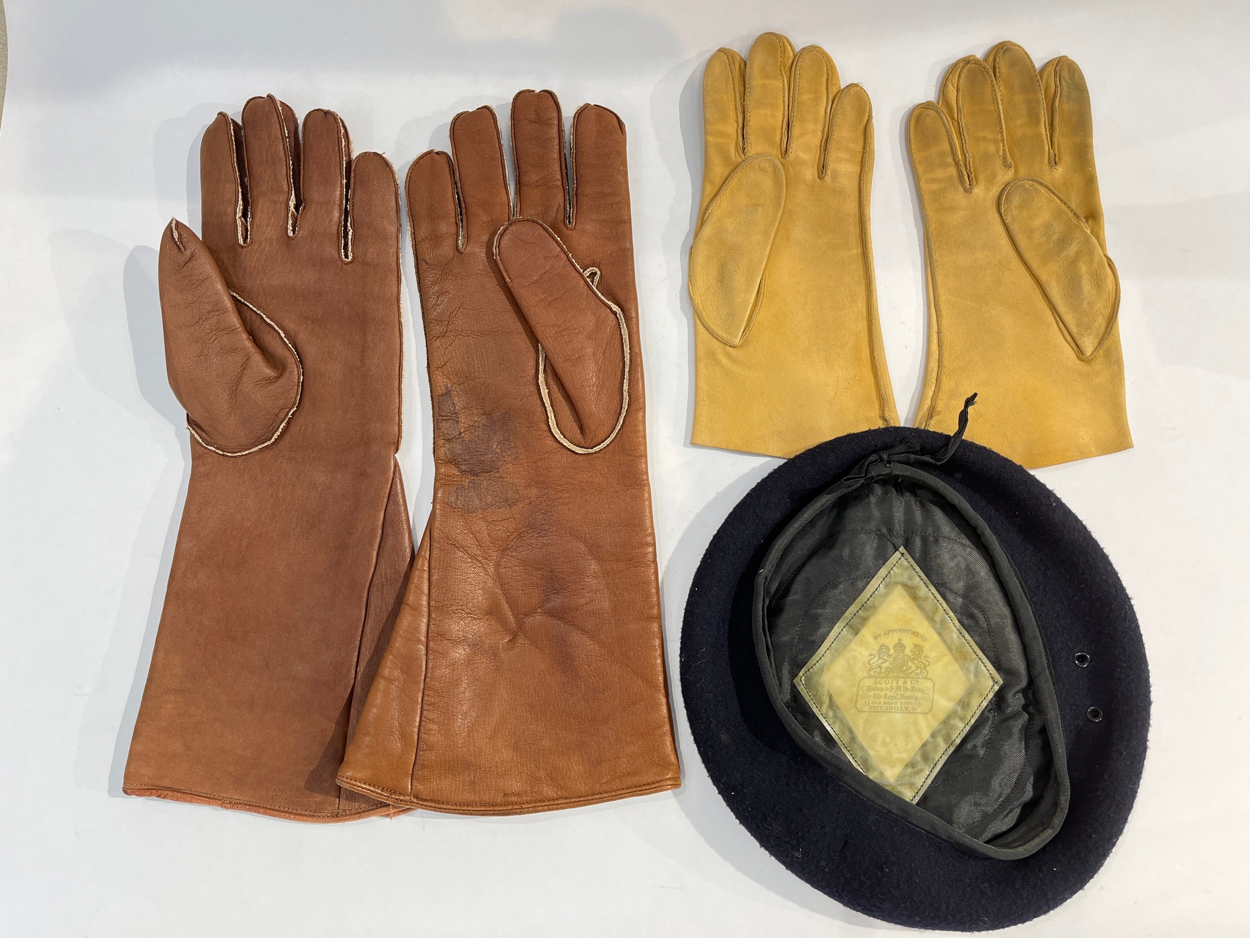 A Scott & Co. beret (black) together with a pair of gauntlets and a pair of leather gloves. From the - Image 2 of 3