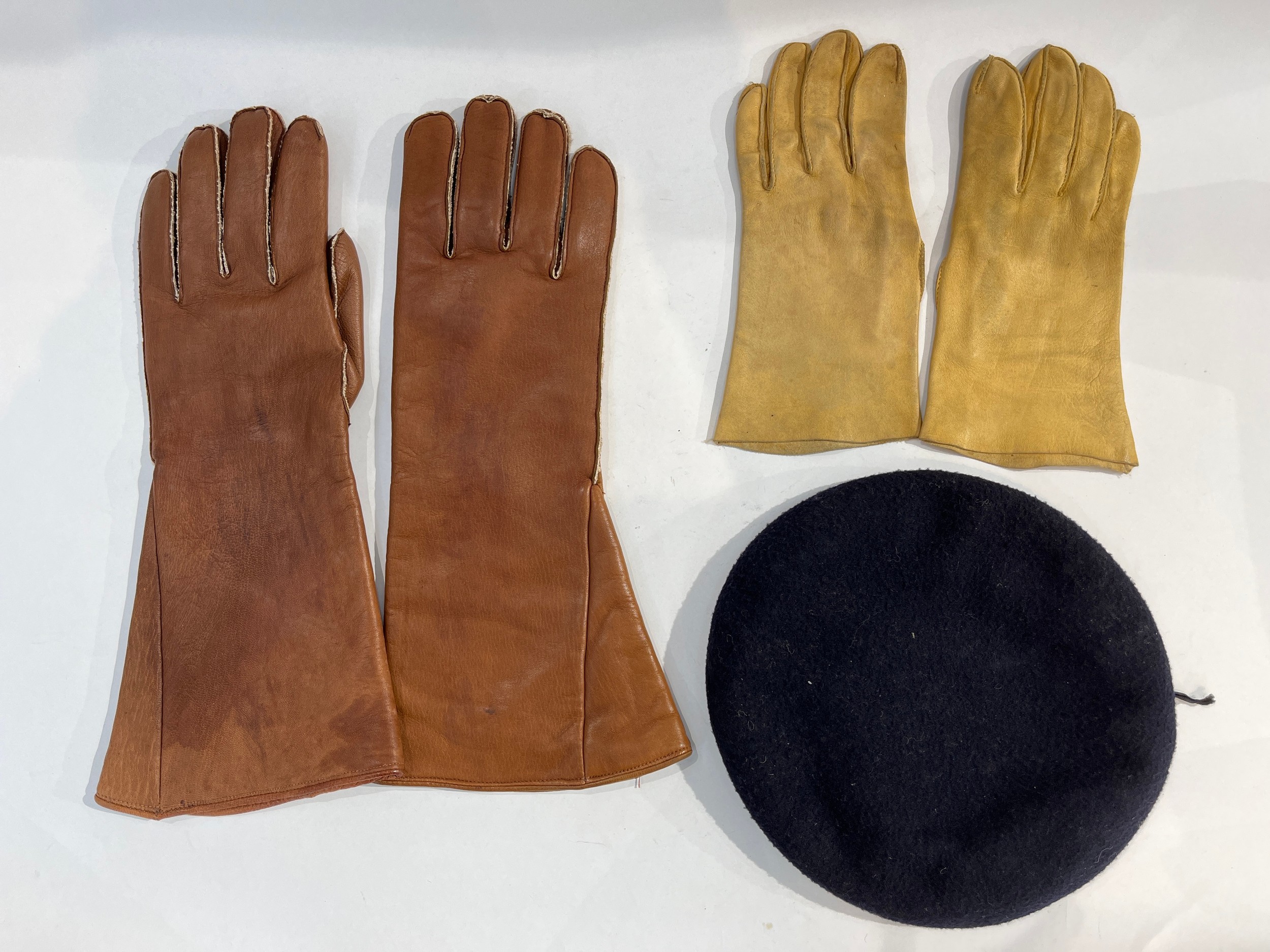 A Scott & Co. beret (black) together with a pair of gauntlets and a pair of leather gloves. From the