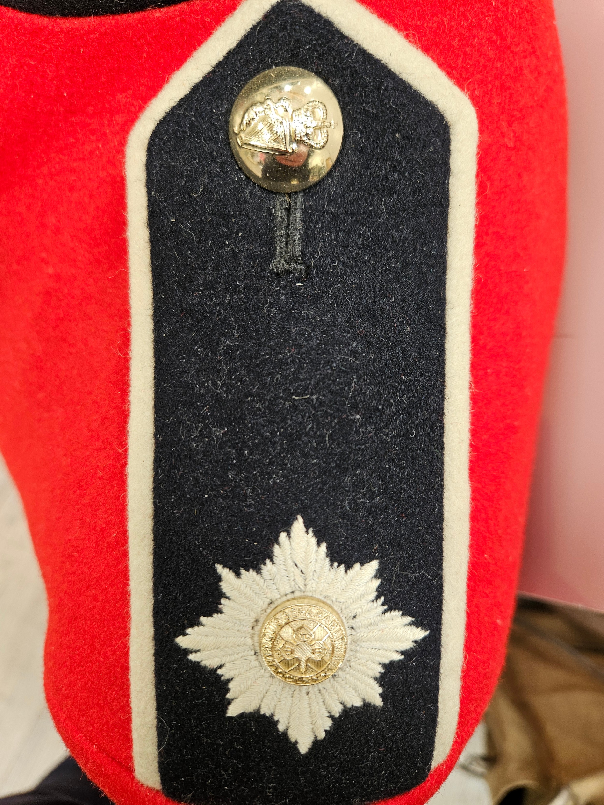 A half mannequin dressed in Irish Guards uniform together with boots and a great coat - Image 3 of 5