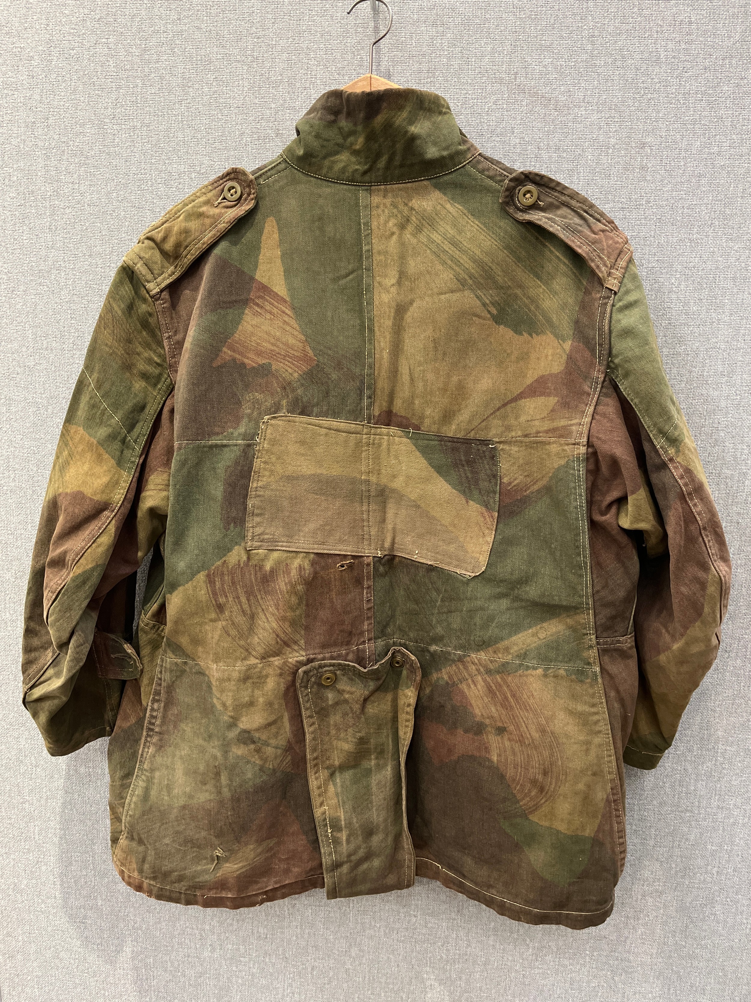 A WWII British Airborne Denison smock, half zip, size no. 1, John Gordon & Co. 1944 - Image 2 of 3