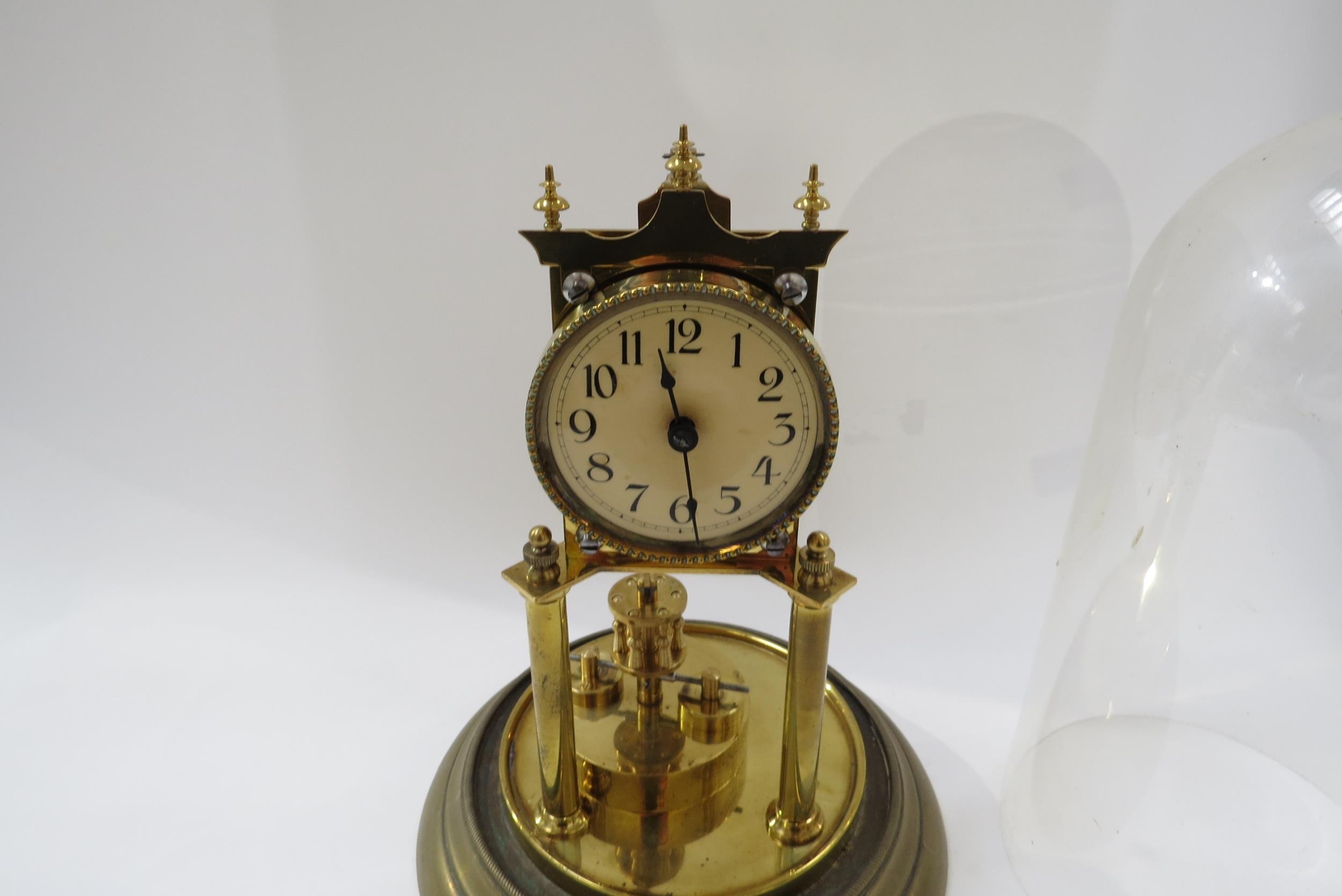 A Gustav Becker brass anniversary clock under plastic dome. 30cm tall - Bild 2 aus 4