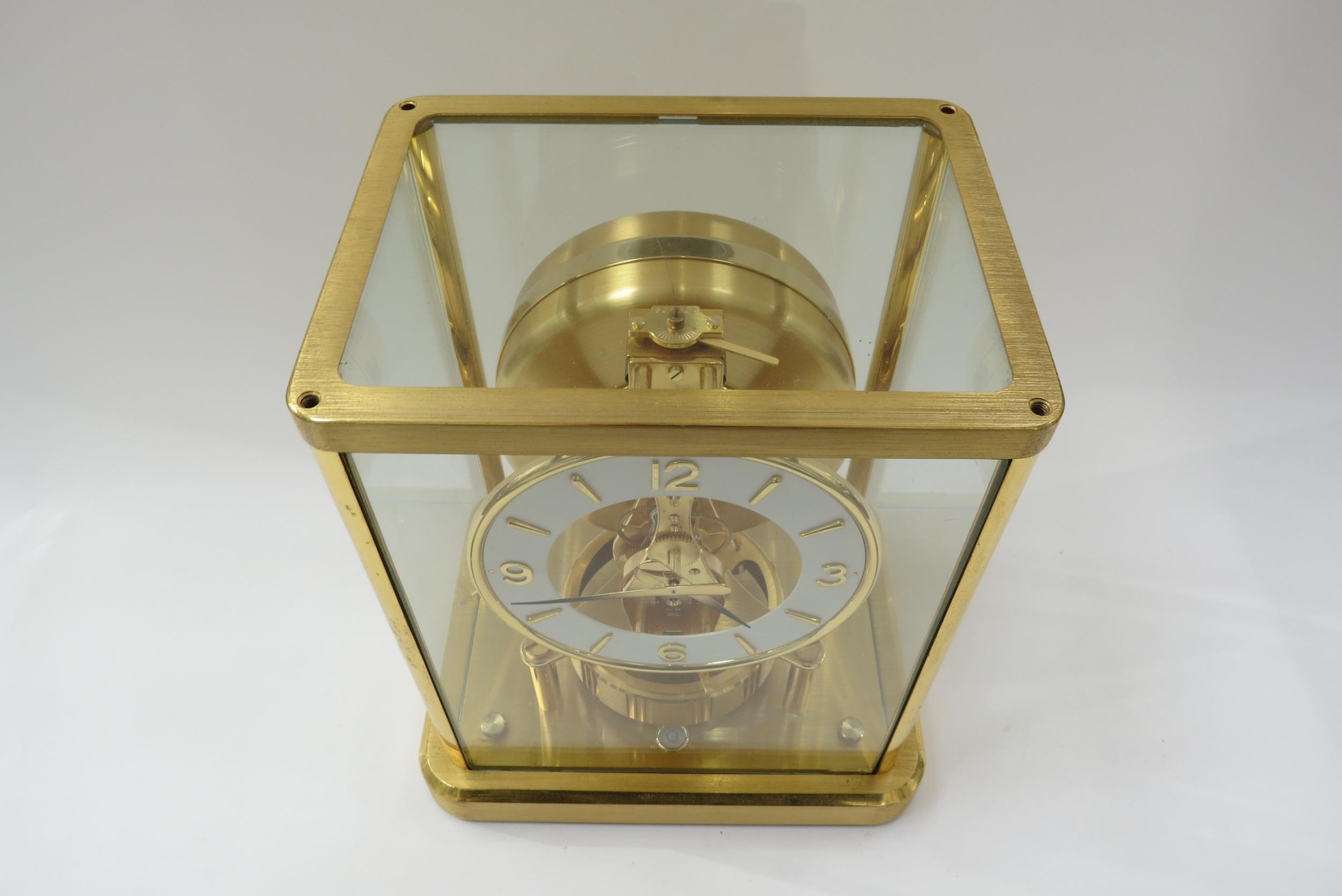 A Jaeger LoCoultre Atmos Clock no. 601102. Front glass panel is chipped, top case screws missing. - Bild 2 aus 4