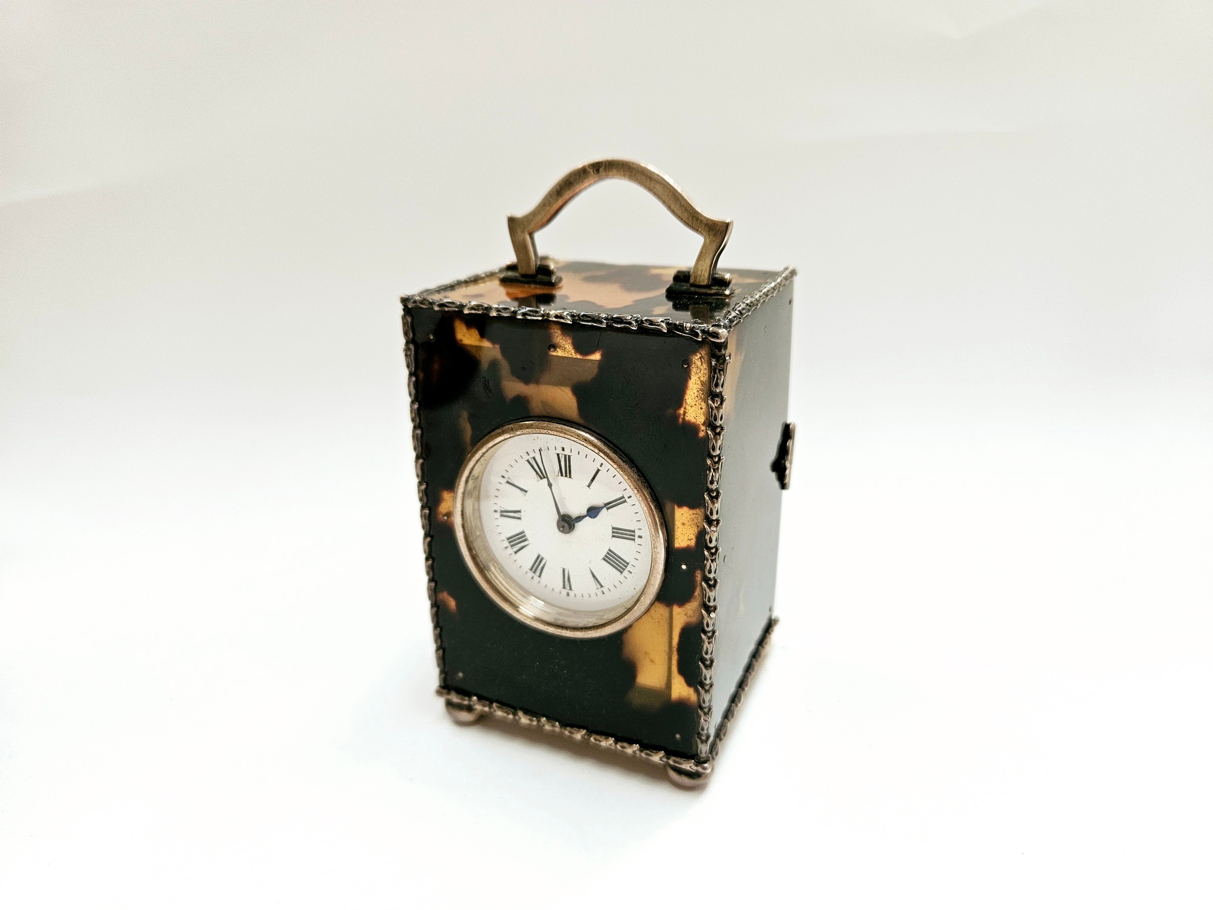 A Charles & Richard Comyns silver and tortoiseshell miniature carriage clock, with crack to top left - Bild 2 aus 3
