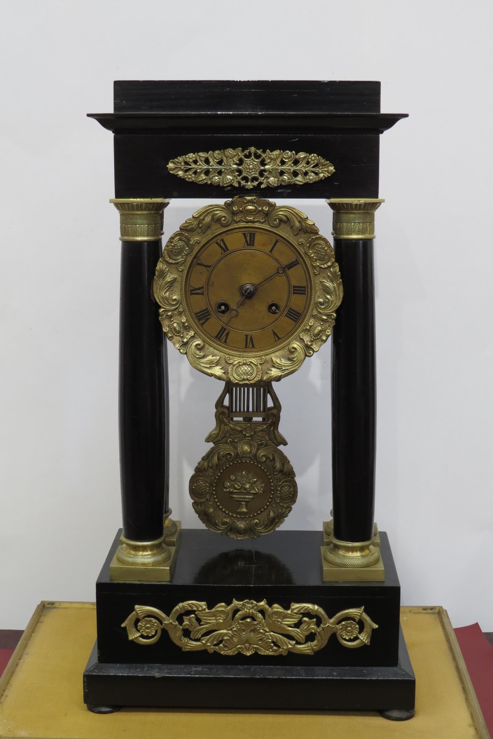 A late 19th Century Portico four pillar ebonised mantel clock with decoration bezel and pendulum. - Bild 3 aus 3