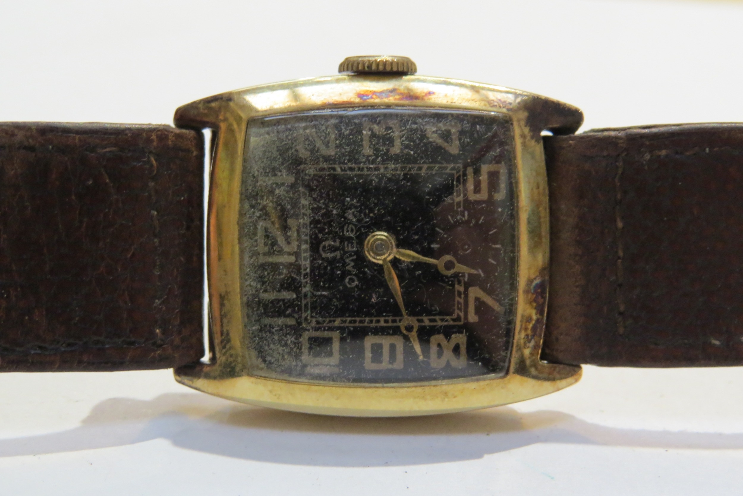 A vintage Omega 9ct gold cased manual wind wristwatch, second hand missing, strap may need replacing - Image 2 of 6