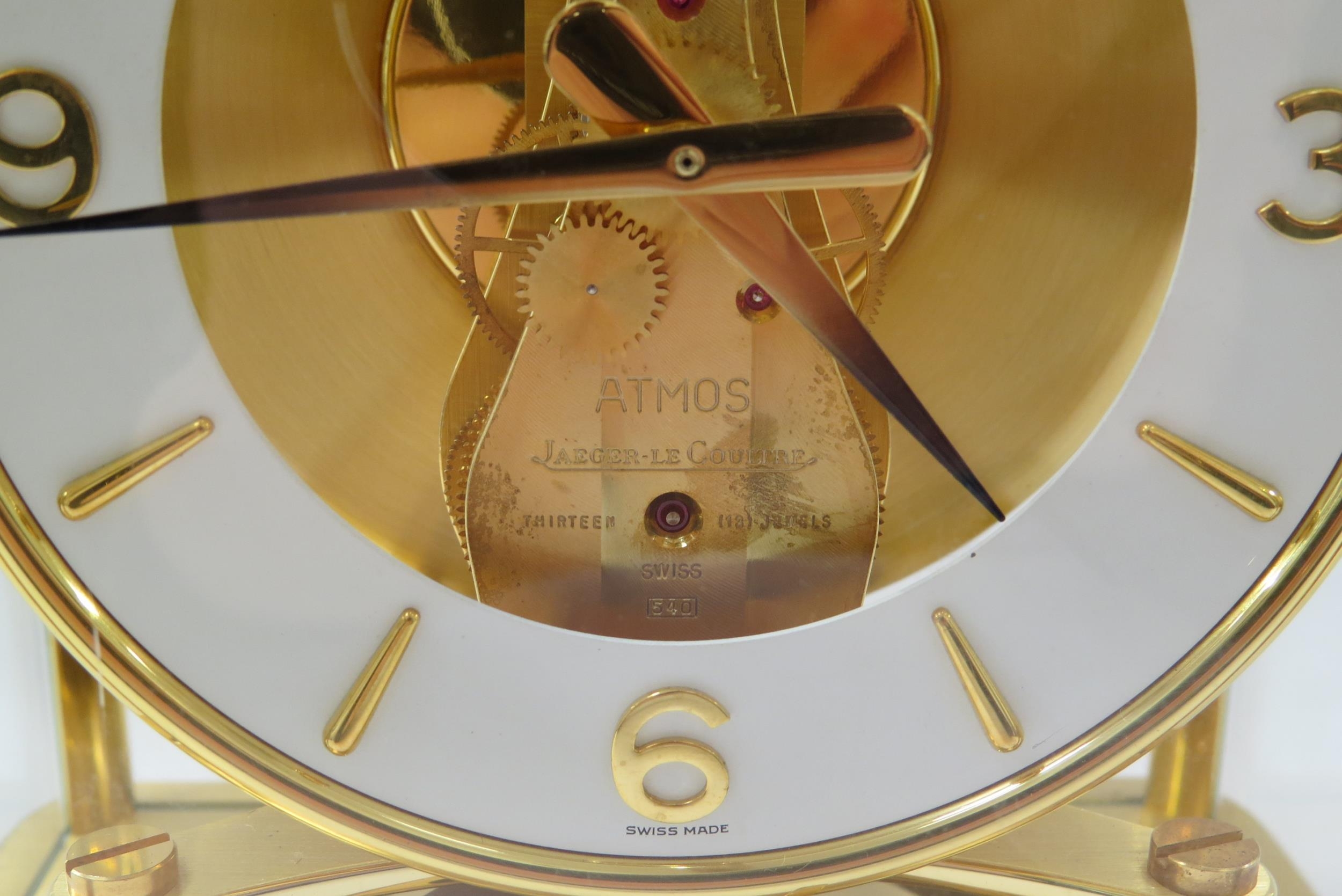 A Jaeger LoCoultre Atmos Clock no. 601102. Front glass panel is chipped, top case screws missing. - Bild 3 aus 4