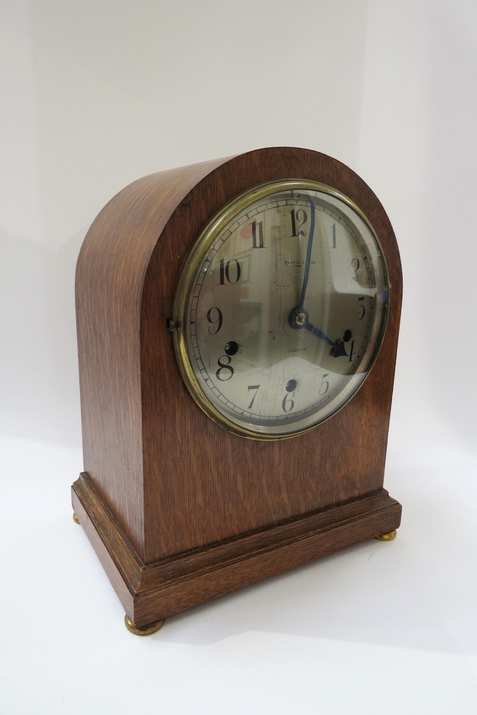A Mappis & Webb London early 20th Century Westminster chime mantel clock striking on gong in light - Image 2 of 3