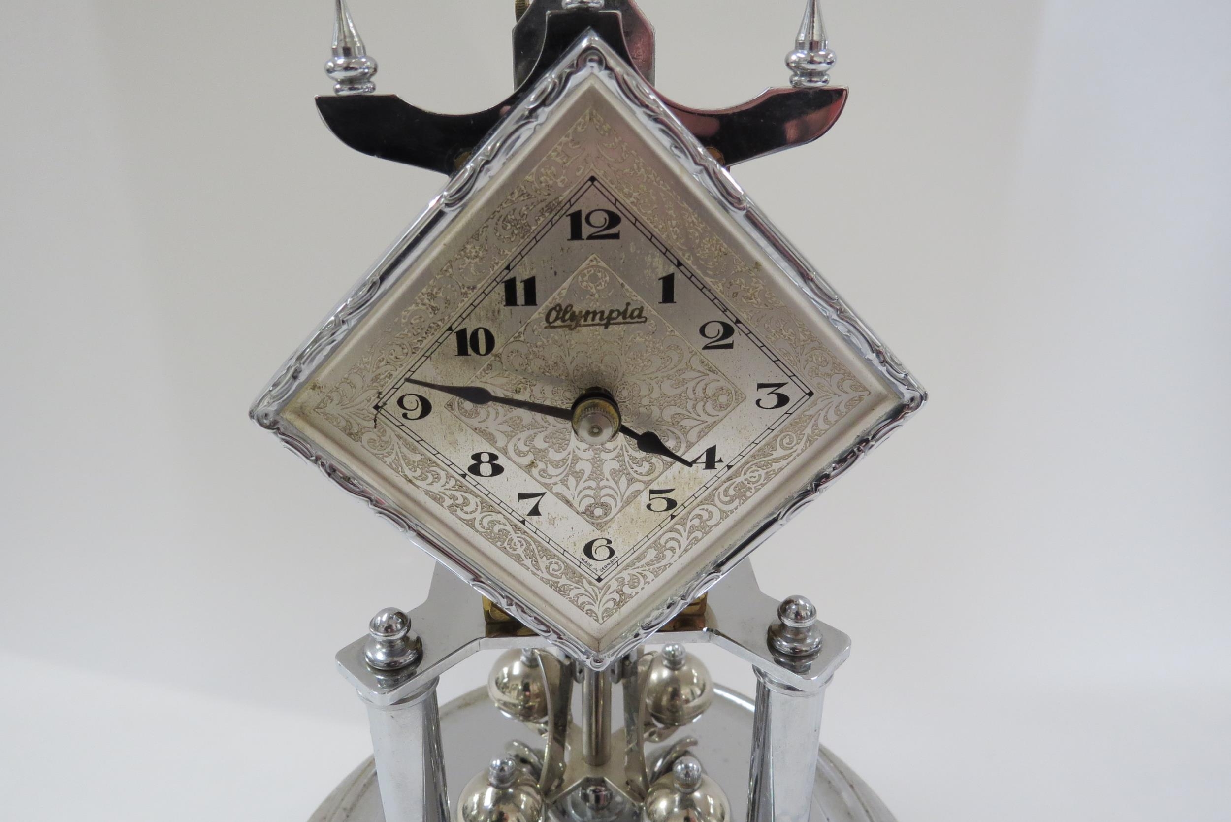 A silver coloured Olympiad anniversary clock under glass dome. 31cm tall - Bild 2 aus 4
