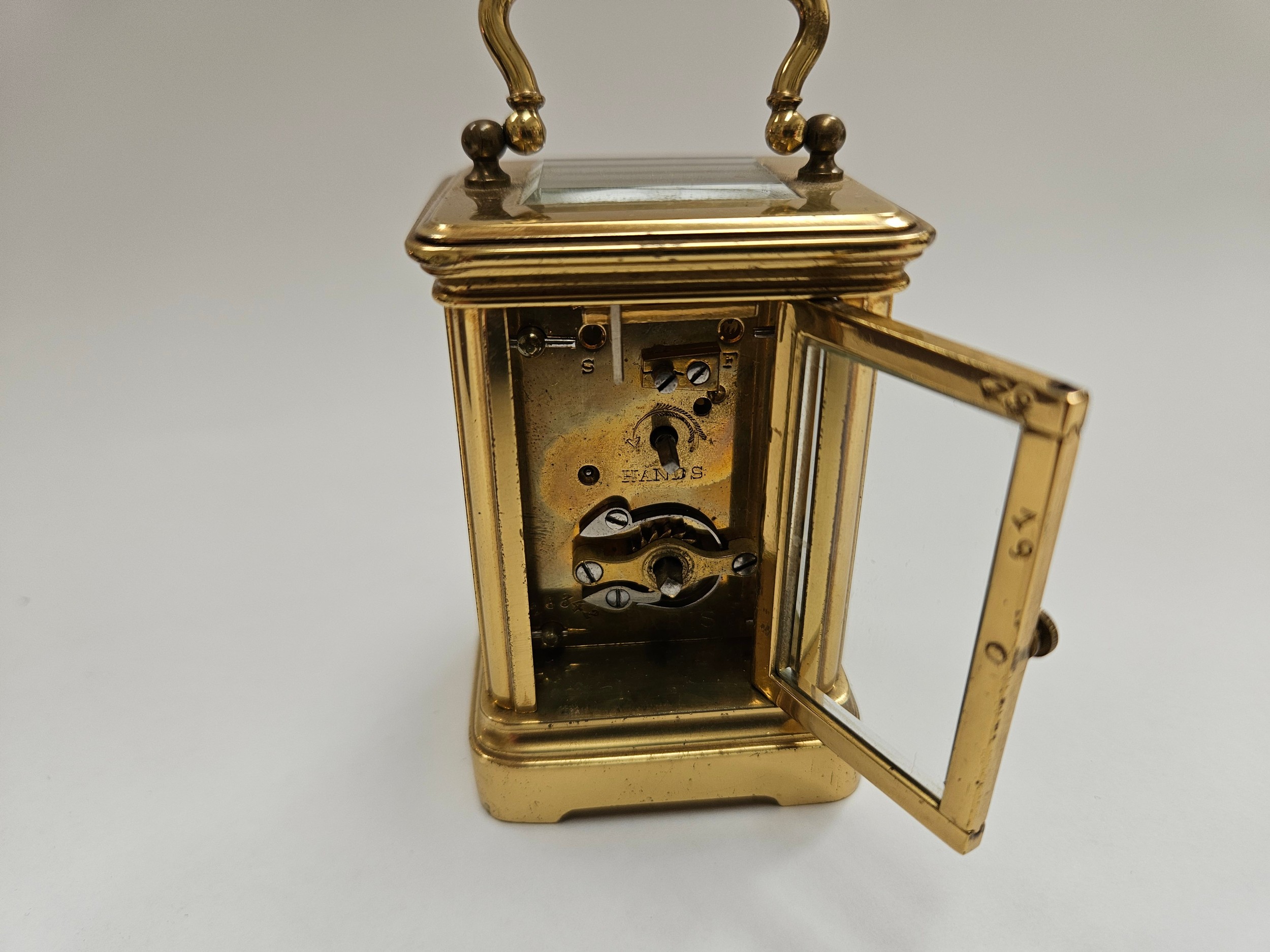 A miniature brass carriage clock with leather travel case, 8.1cm x 5cm x 4.2cm - Bild 3 aus 4